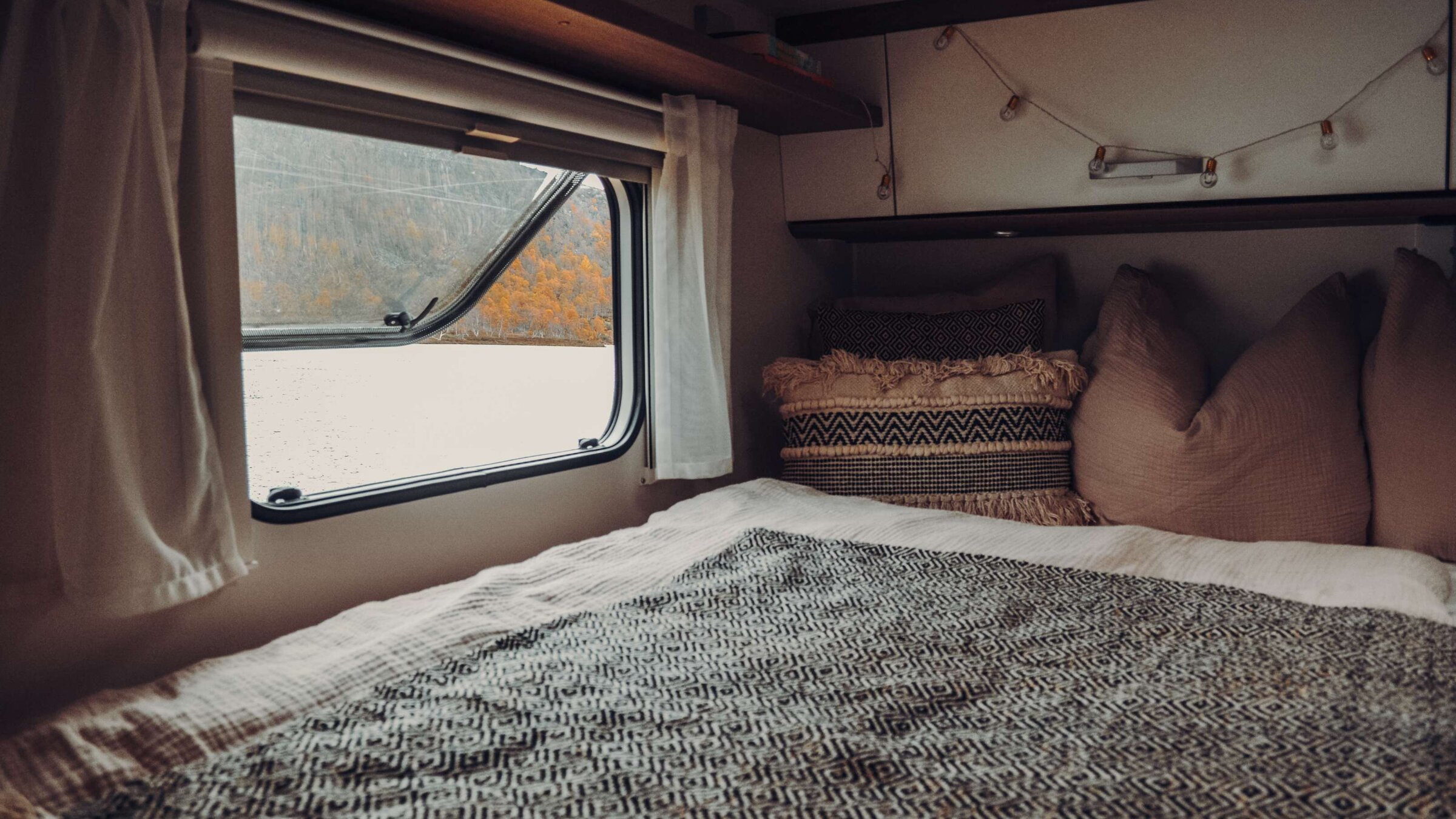 Schön gerichtetes Bett im Carado V337 Camper Van