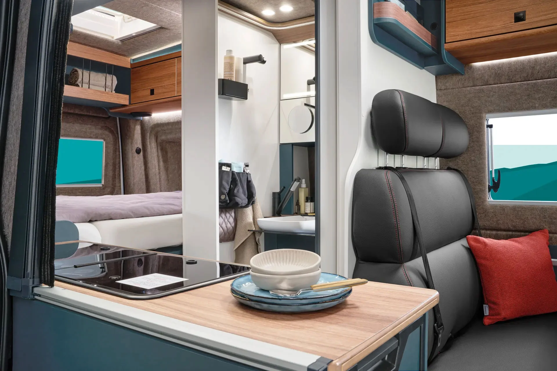 Alles im Blick: Küche, Bad und Bett sind im ERIBA Car 600 harmonisch und übersichtlich angeordnet.