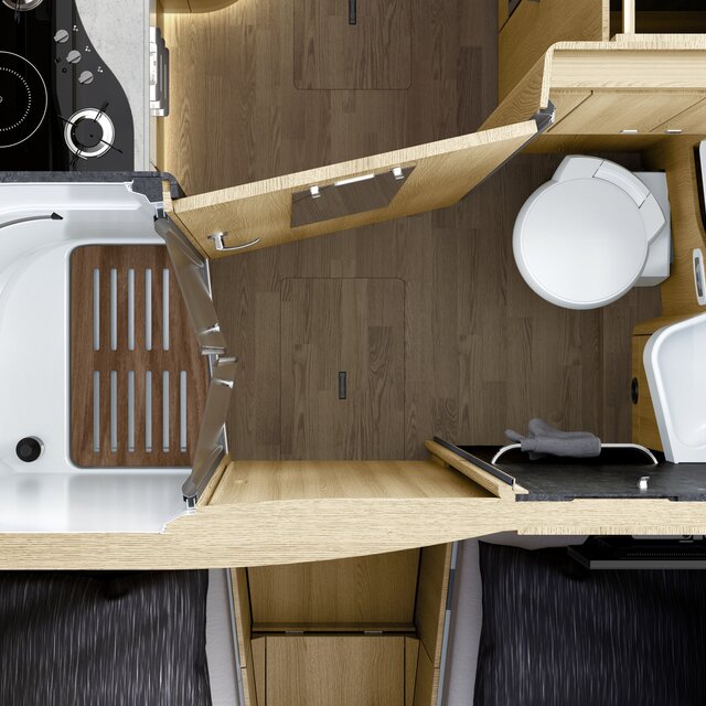 Badkamer in de HYMER B-klasse MasterLine I met wit toilet, wastafel en aparte douche met houten lattenbodem
