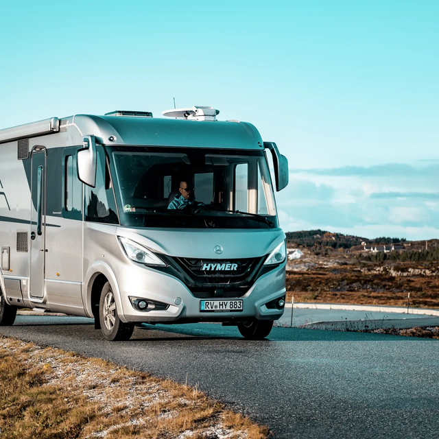 Rijden met de HYMER B-klasse MasterLine I in een Scandinavisch kustlandschap met zee en blauwe lucht