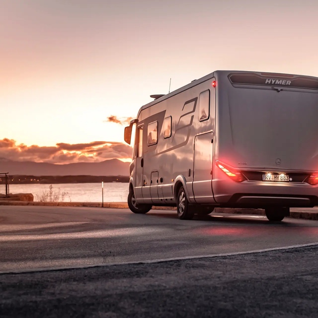 HYMER B-klasse MasterLine I bochten aan de Scandinavische kust bij zonsondergang
