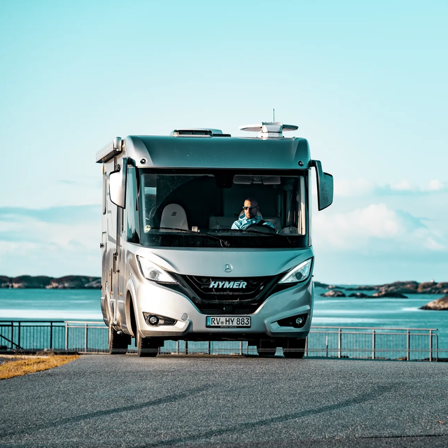 Geparkeerde Hymermobil B-Klasse MasterLine I in een Scandinavisch kustlandschap met kleine rotsen in het water