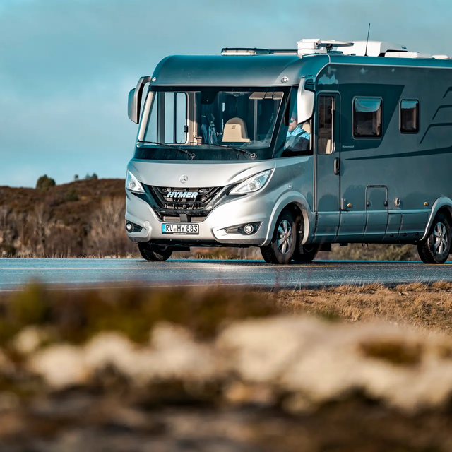 HYMER B-Klasse MasterLine op de weg op basis van Mercedes midden in het Scandinavische landschap