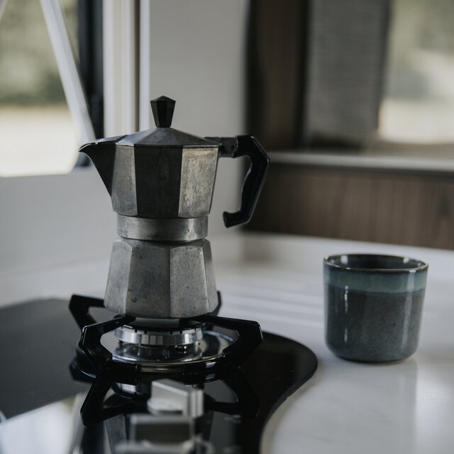 Espressomaker op het gasfornuis van een camper
