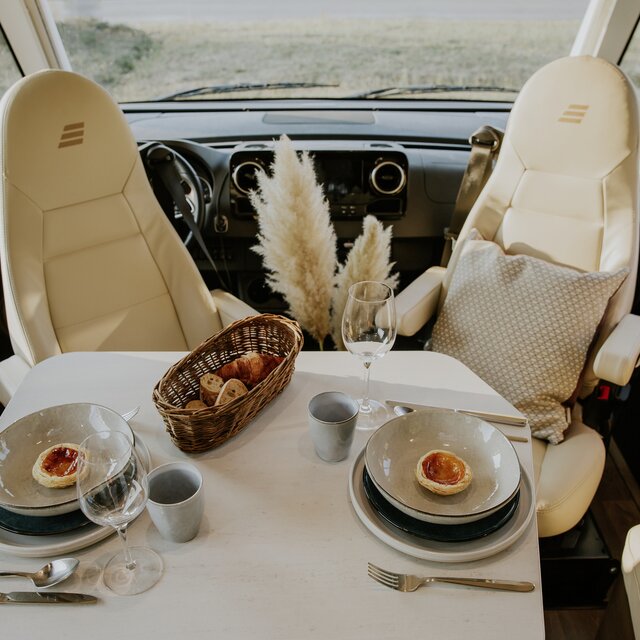Uitnodigend gedekte tafel in de integraal camper HYMER B-ML I
