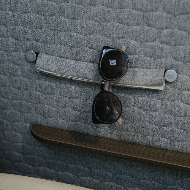 Opbergmogelijkheid voor accessoires op de met stof beklede binnenwand van de camper