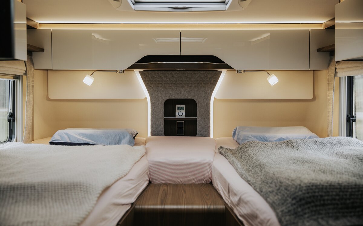 Slaapkamer met centrale toegang tot de eenpersoonsbedden achter in de HYMER B-klasse MasterLine