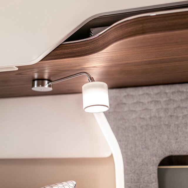 Leeslamp met zilveren arm en witte kap in het bedgedeelte van de HYMER B-Klasse MasterLine I camper