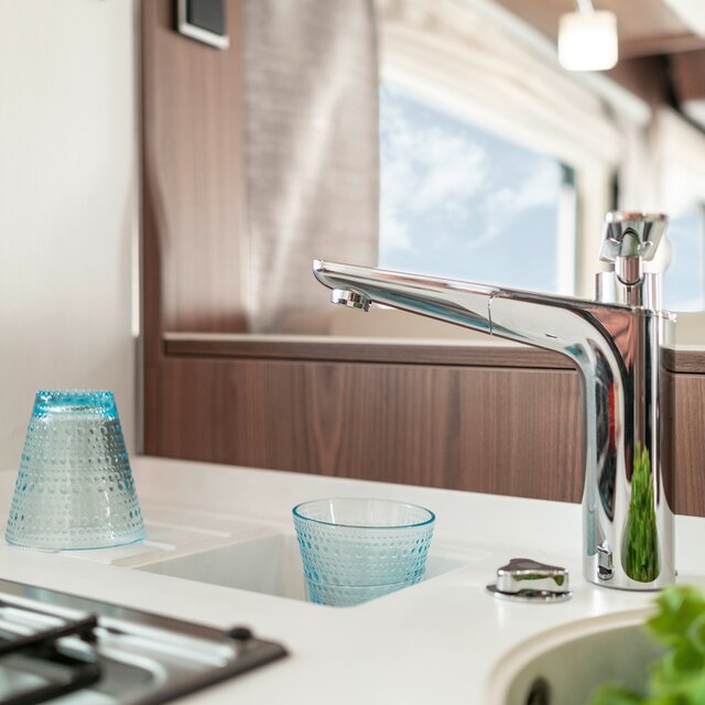 Kraan met spoelbak en twee glazen op het keukenwerkblad in de HYMER B-MasterLine
