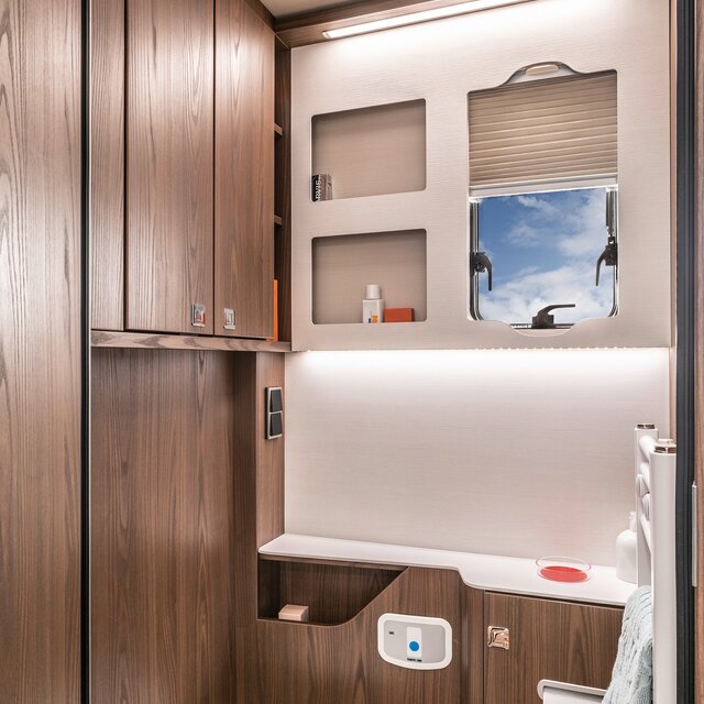Daglicht badkamer met bergruimte, wastafel; Handdoekhouder, spiegel, kapstok en toilet in de HYMER B-ML I 880