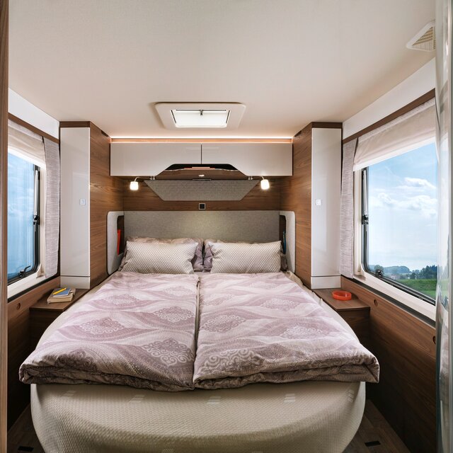 Queensize bed bedekt met beddengoed in de HYMER B MasterLine 790