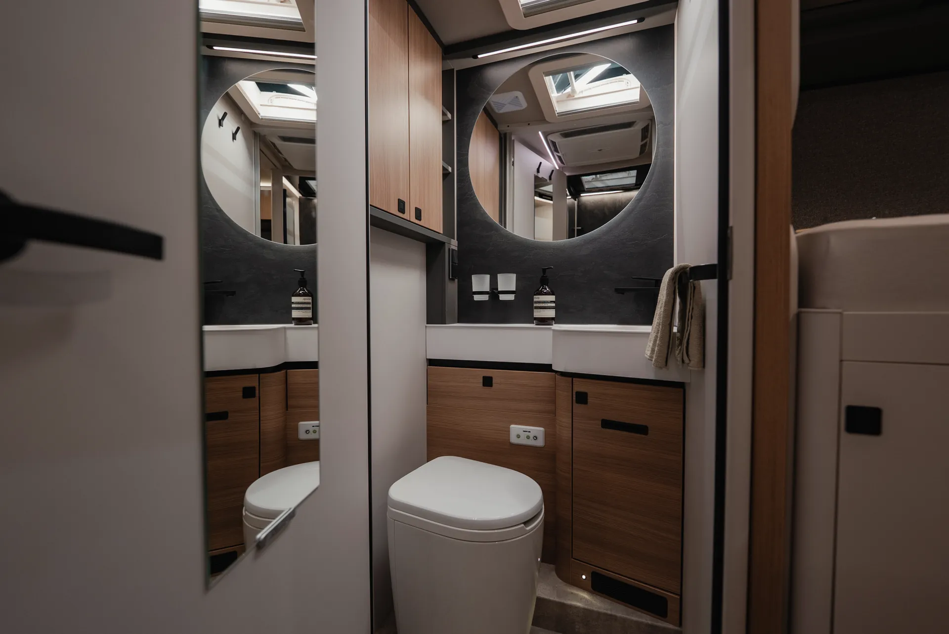 Clear lines, balanced proportions and intelligent use of space create a bathroom that combines openness and comfort in a unique way.