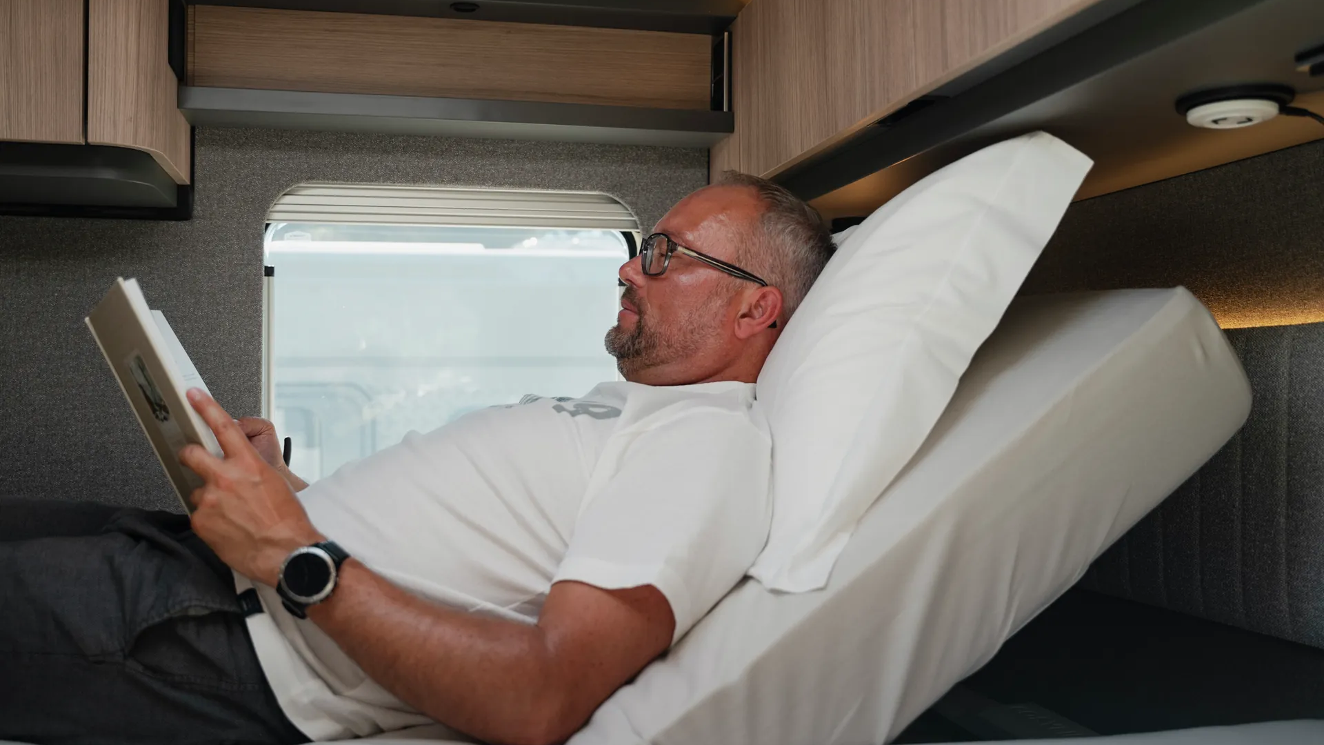 Read, relax, arrive: the electrically adjustable headboard system allows the resting position to be individually adjusted at the touch of a switch. Available through Hymer Original Parts.