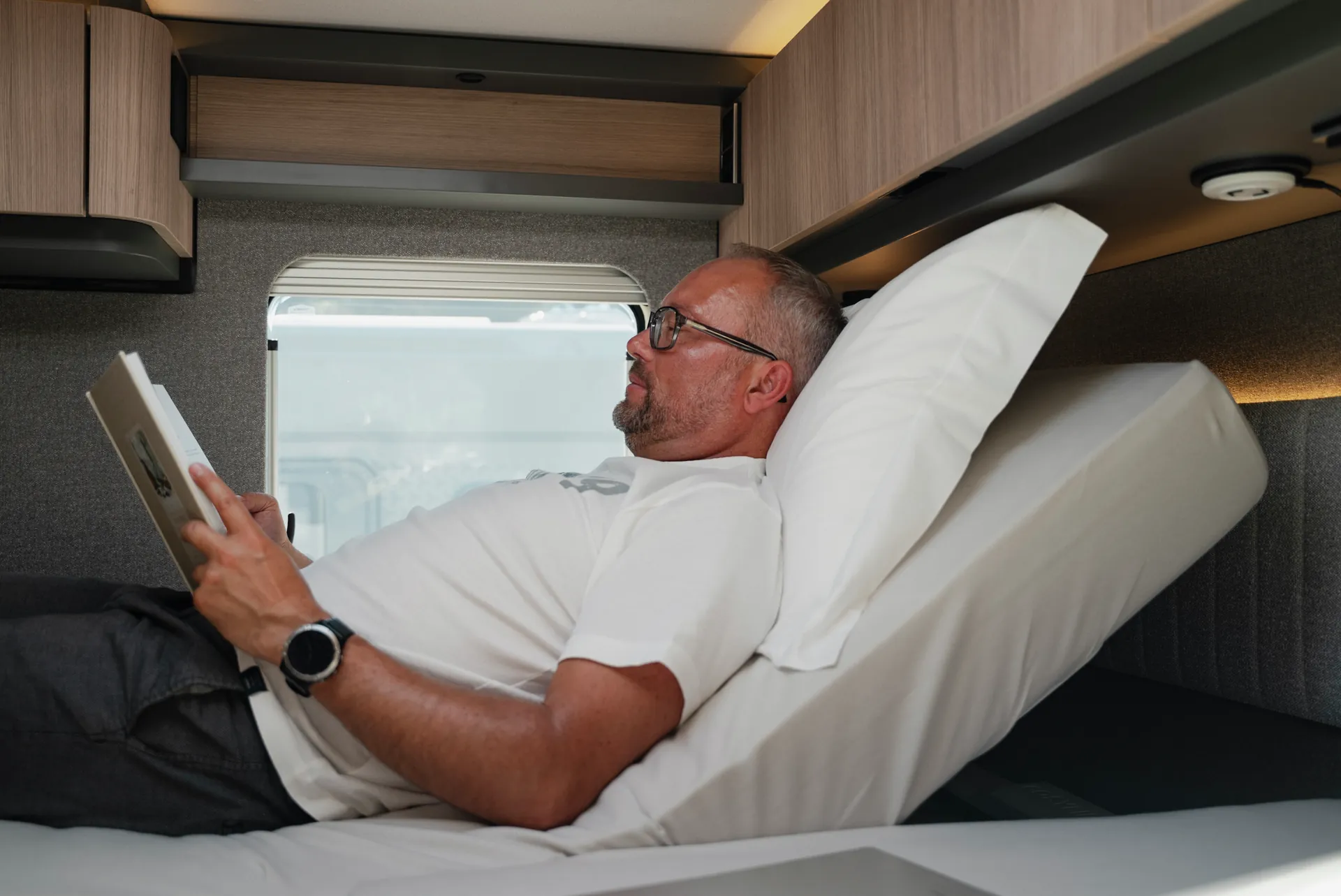 Read, relax, arrive: the electrically adjustable headboard system allows the resting position to be individually adjusted at the touch of a switch. Available through Hymer Original Parts.