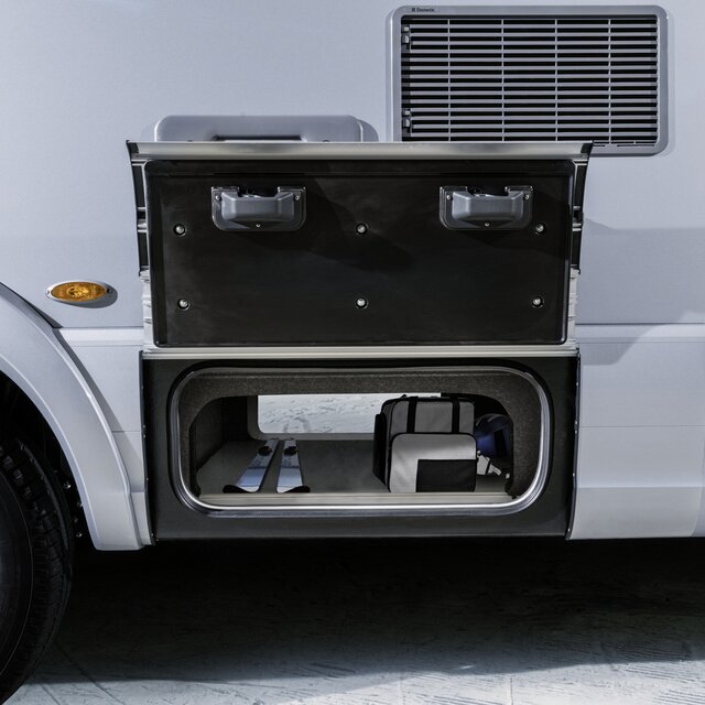 Aan beide zijden open doorlaadruimte, beladen met een paar ski's en tassen in de HYMER B-MasterLine met SLC-chassis