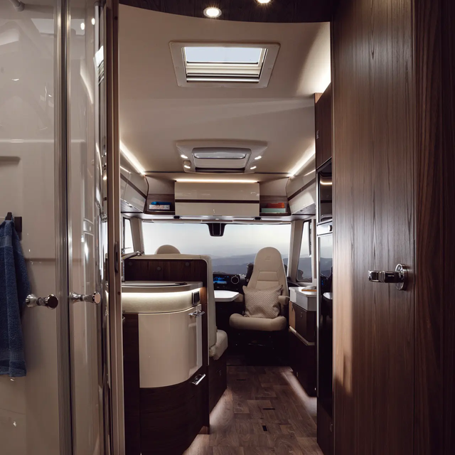 Achteraanzicht op de passagiersstoel in de camper HYMER B MasterLine I 890