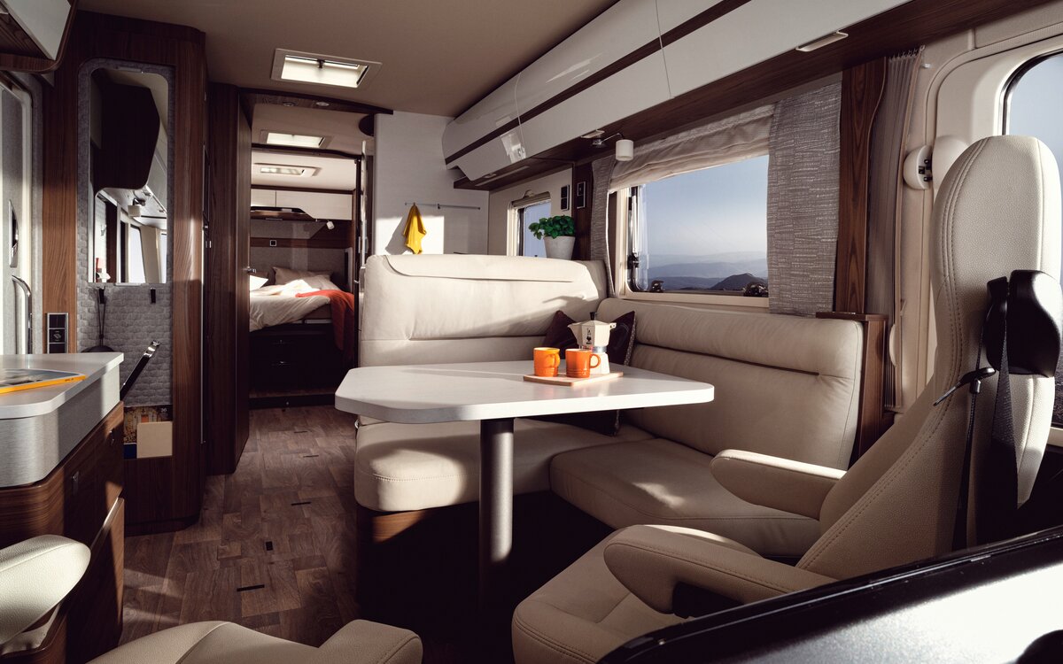 Crèmekleurige L-zitgroep in leder inclusief beide bestuurdersstoelen in de HYMER B-MasterLine