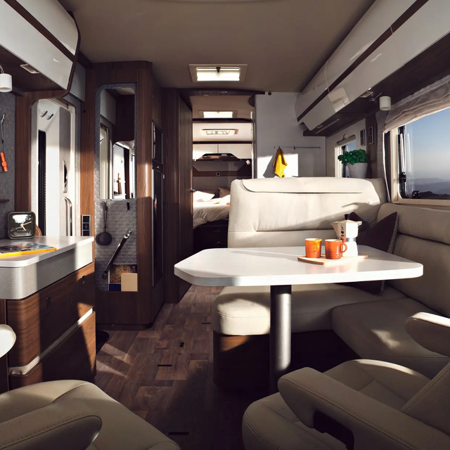 Licht vormgegeven interieur van de HYMER-B-MasterLine met zitgedeelte, dressoir en veel opbergruimtes en planken