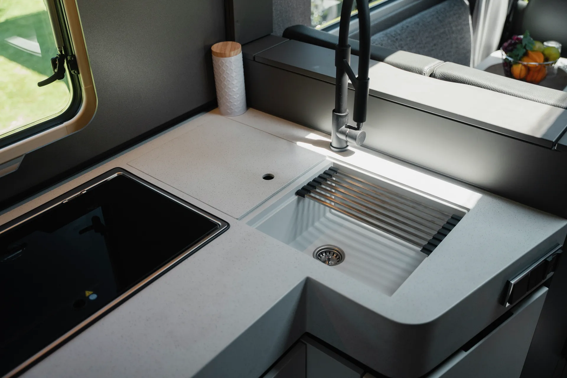 Chopping, preparing, placing: the flexible accessory system from Hymer Original Parts uses every centimetre efficiently and elegantly extends the functionality of the kitchen.