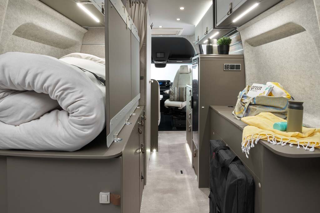 The rolled-up mattress in the HYMER Grand Canyon S in the Pearl Grey style world makes room for luggage.