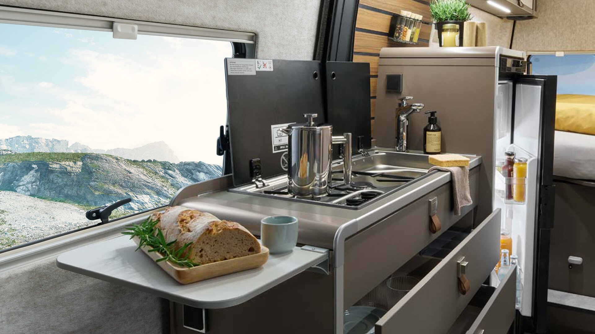 On the kitchen extension in the HYMER Grand Canyon S, there is bread. In the background, the kitchenette with stove, sink, and refrigerator is visible.