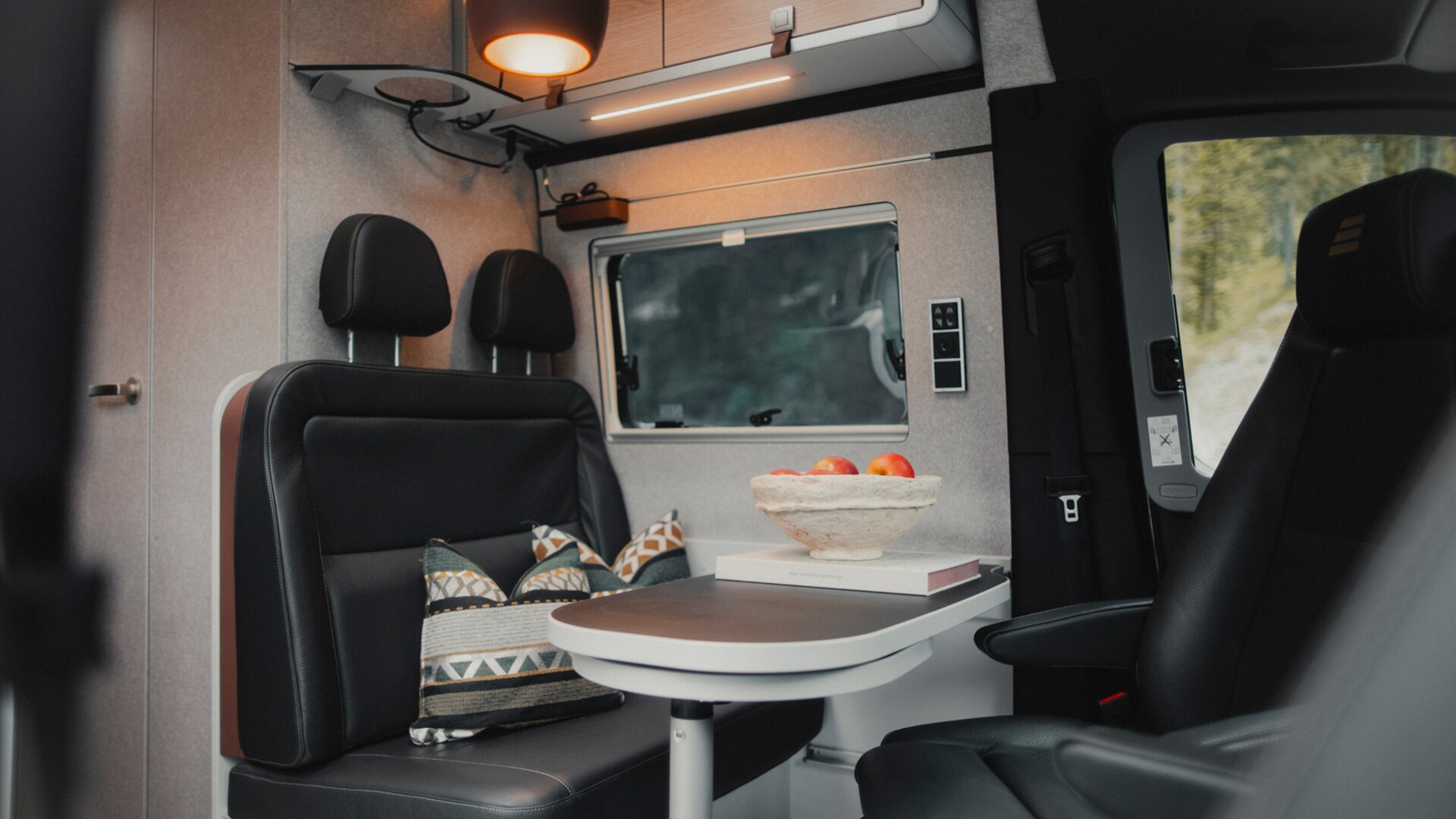 Lighting elements such as pendant lamps and reading lights can be positioned flexibly within the vehicle – perfectly suited to your needs. The dark “Grigio” leather upholstery provides a balanced contrast to the light “Pearl Grey” furniture finish and matching light-toned wall panelling.