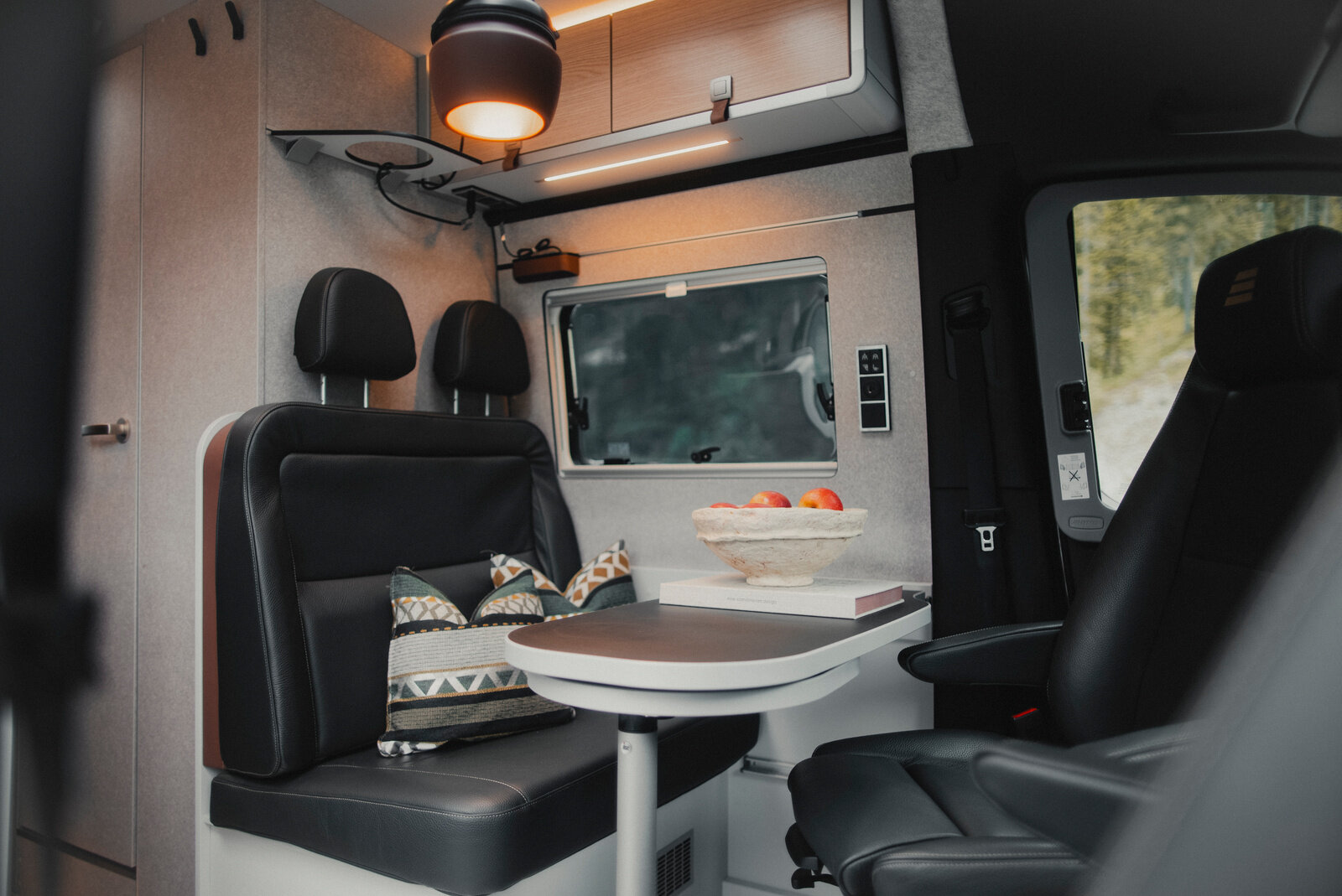 Lighting elements such as pendant lamps and reading lights can be positioned flexibly within the vehicle – perfectly suited to your needs. The dark “Grigio” leather upholstery provides a balanced contrast to the light “Pearl Grey” furniture finish and matching light-toned wall panelling.