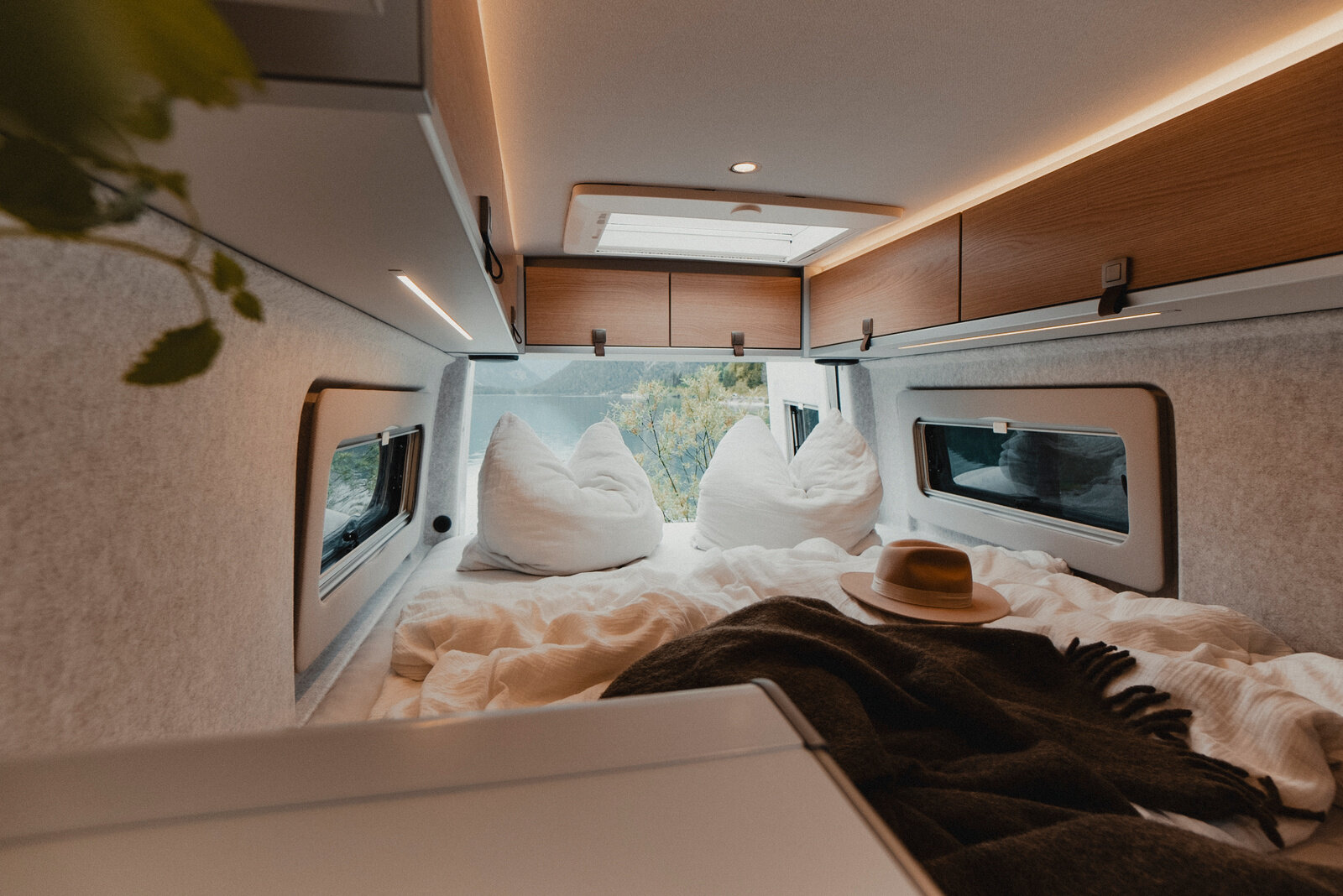 The HYMER GCS 700 includes rear twin beds with an impressive length of 200 centimetres. This layout also includes a large rooflight above the rear bed, paired with a pop-top roof, providing ample fresh air and natural light in the sleeping area.