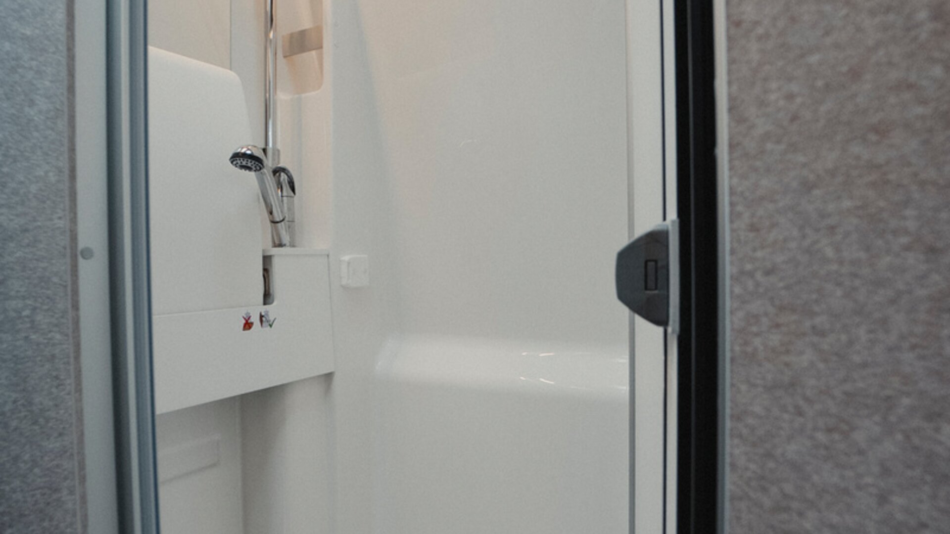 The slate-effect swivel wall can be easily moved forward to separate the toilet area, transforming the space into a generously sized shower for enhanced comfort.