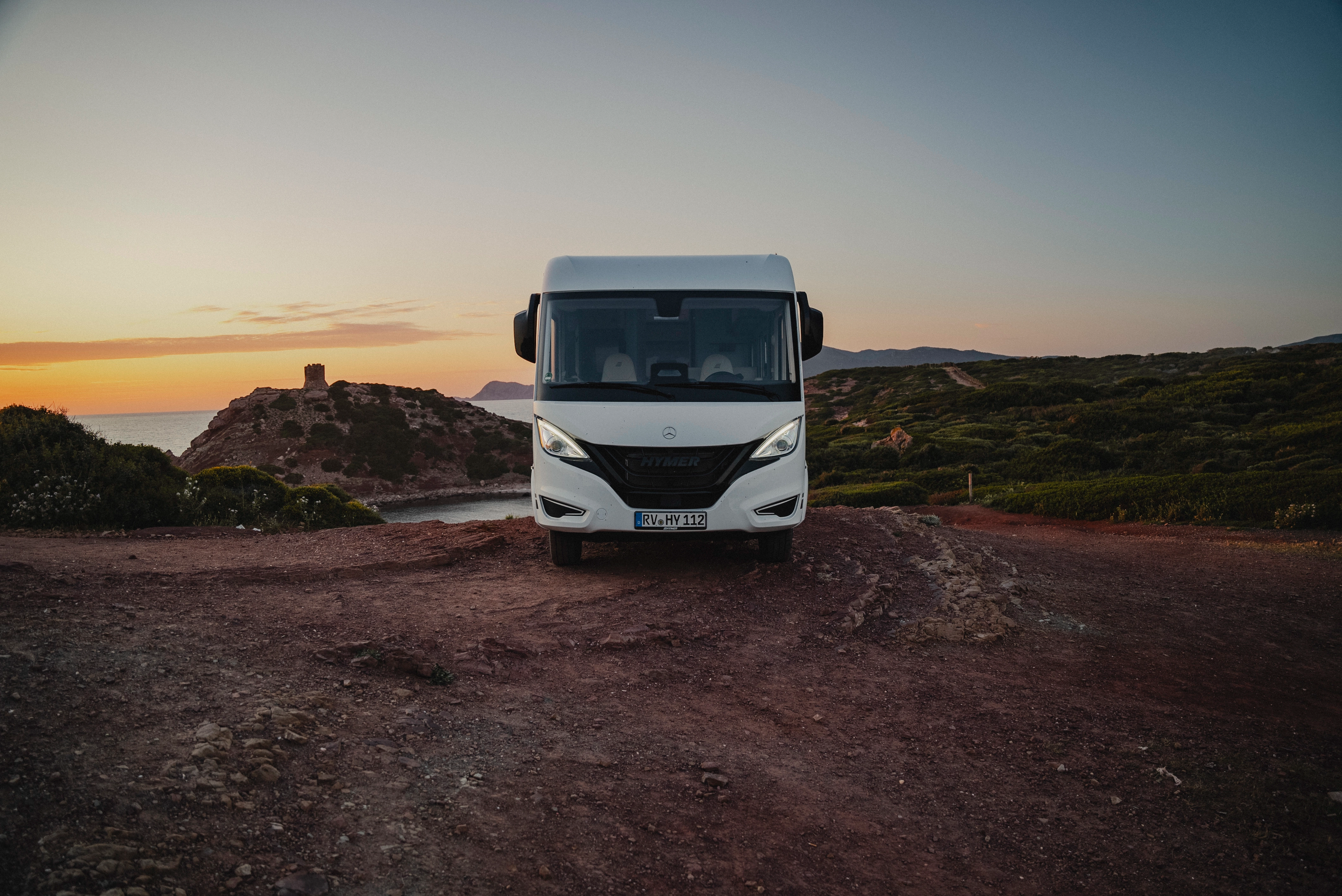 Characterful on the road: The HYMER B-MC-I combines premium travel with maximum independence. The distinctive front combines elegant design and advanced aerodynamics for a journey full of style and efficiency.