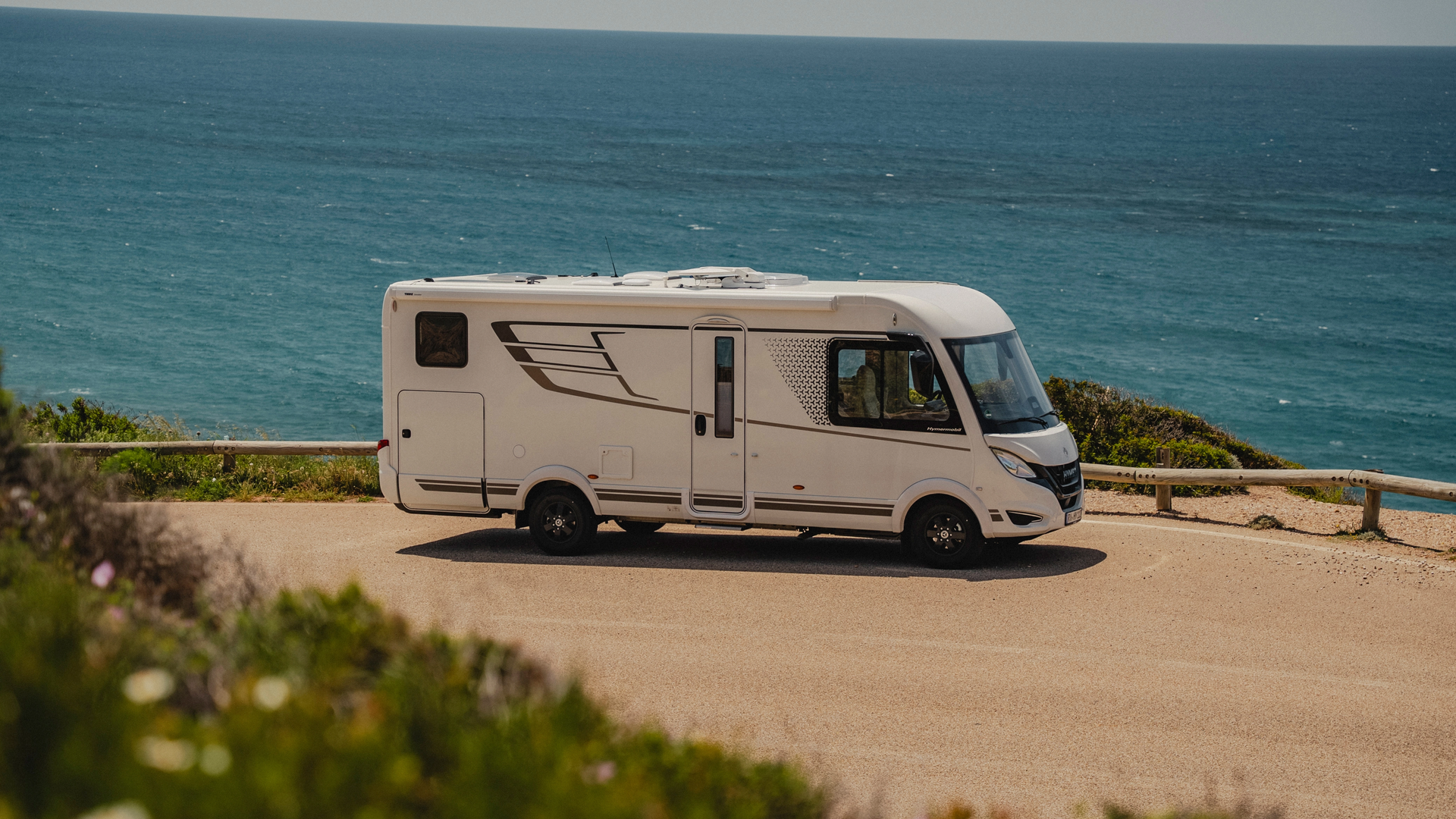 The HYMER B-MC-I features stylish and modern decals that give the motorhome a dynamic look through asymmetric lines and geometric shapes. Discover the perfect interplay of design and functionality for your journeys along the coastal roads.