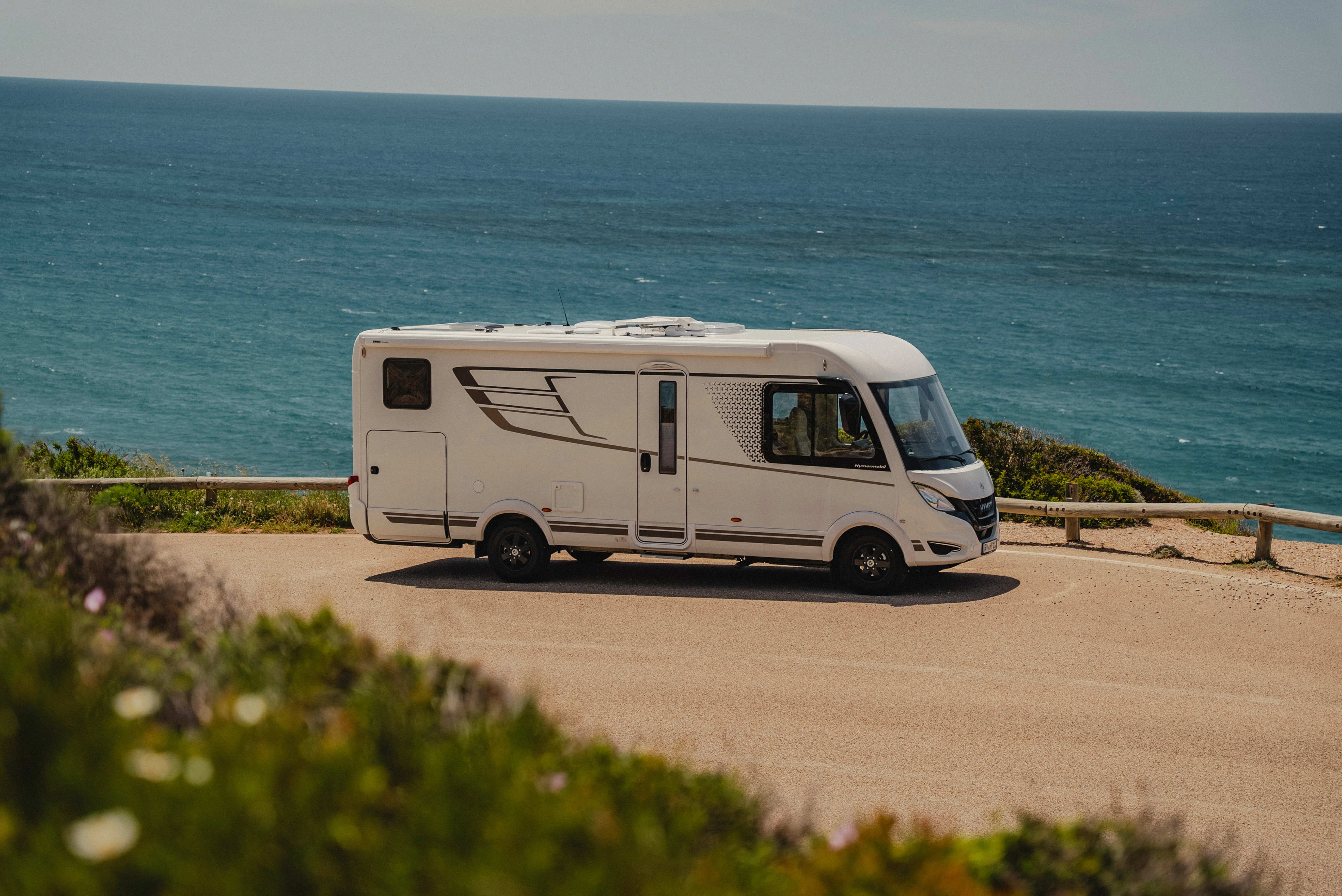 The HYMER B-MC-I features stylish and modern decals that give the motorhome a dynamic look through asymmetric lines and geometric shapes. Discover the perfect interplay of design and functionality for your journeys along the coastal roads.