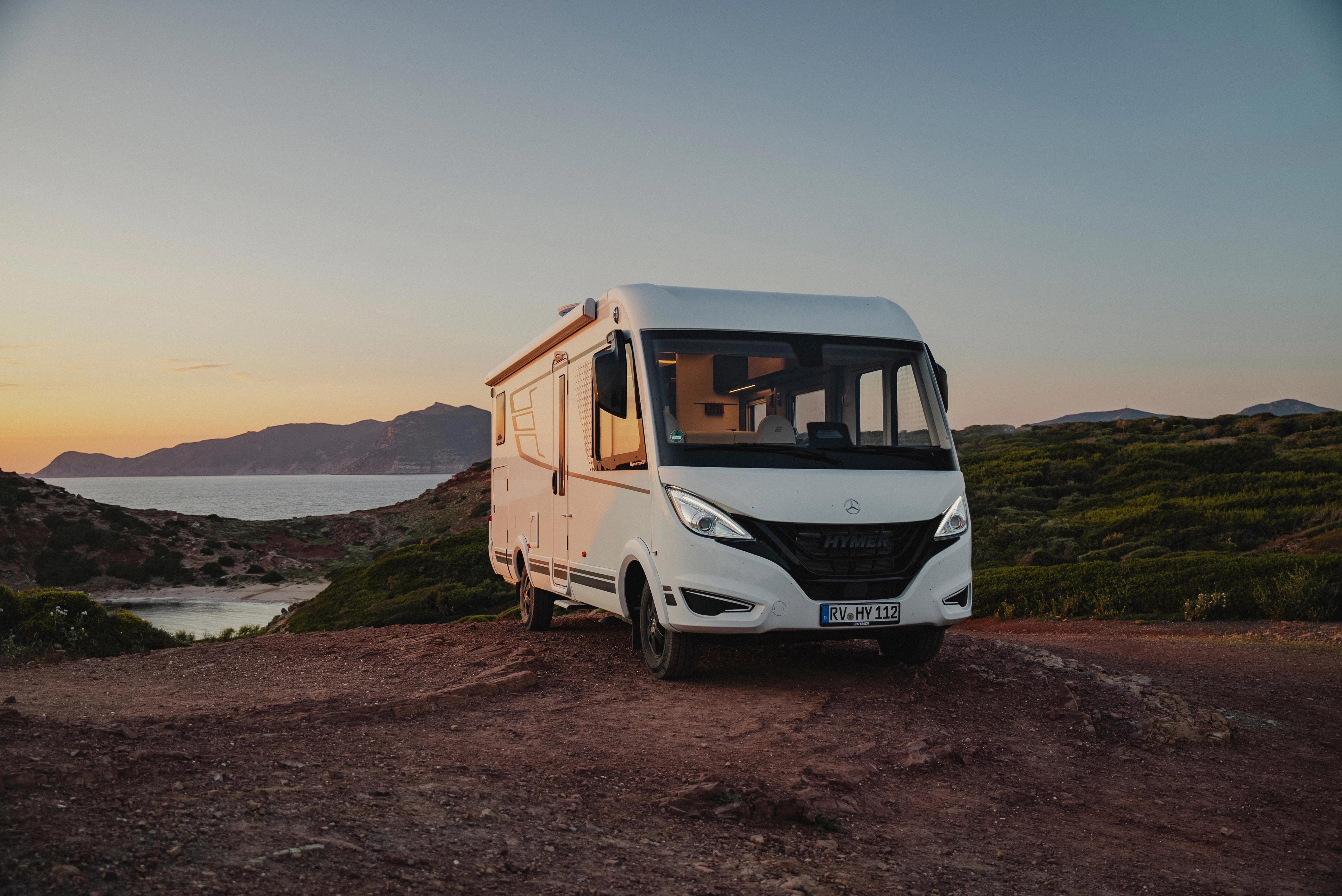Enjoy the impressive panoramic view from the cab of the HYMER B-MC-I - your gateway to new horizons. Experience unforgettable journeys with a view that immerses you in the breathtaking beauty of the landscapes.