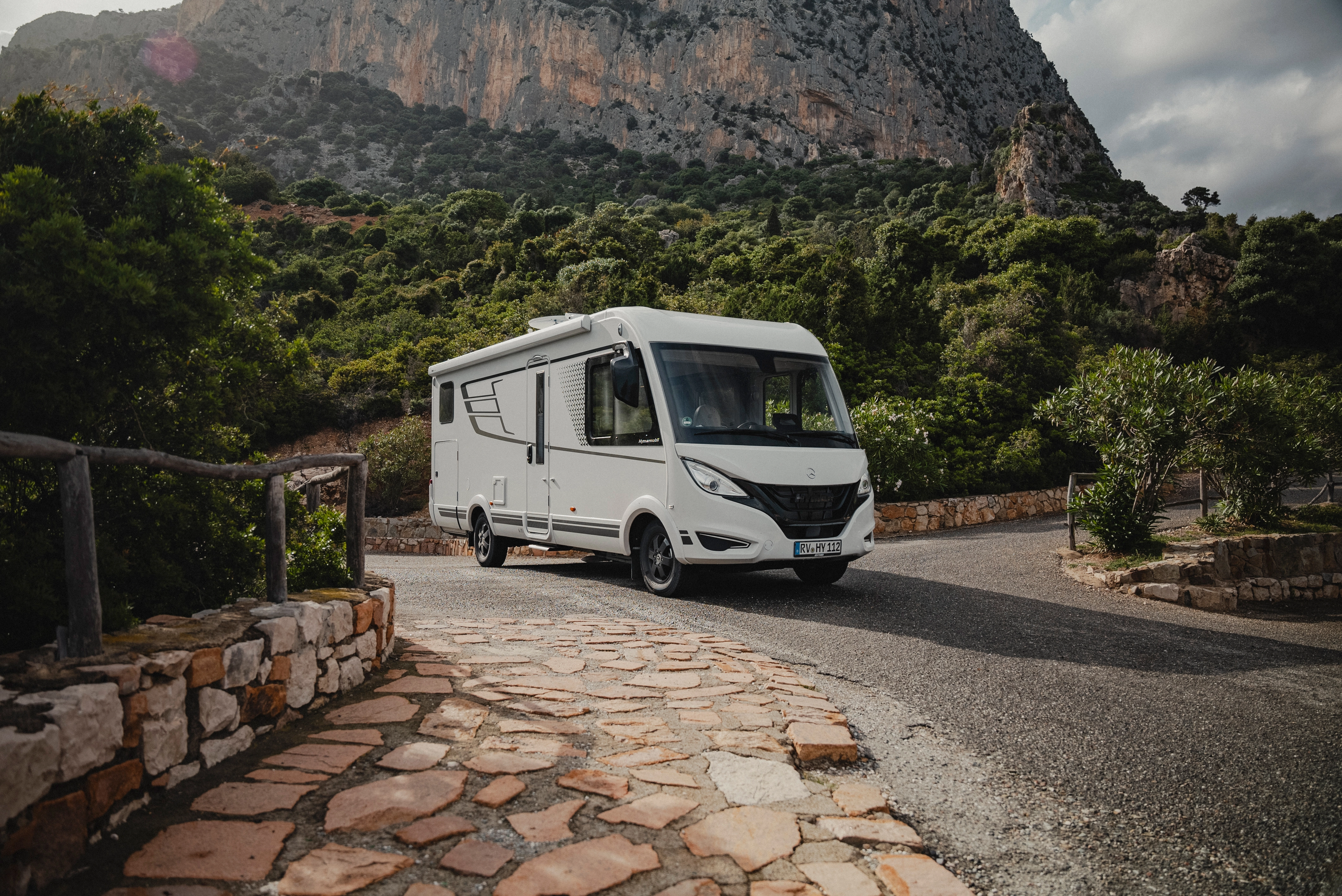 The HYMER B-MC-I combines modern design with natural beauty and blends seamlessly into any landscape - be it the majestic mountains, the tranquil coasts or the lush forests. Experience stylish adventures that make your surroundings appear in a new light.