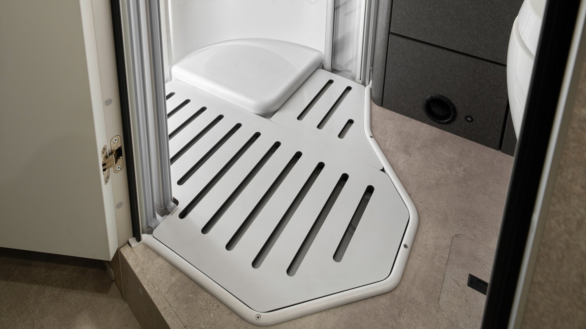 The shower tray creates a level floor in the bathroom, making it particularly easy to move around.