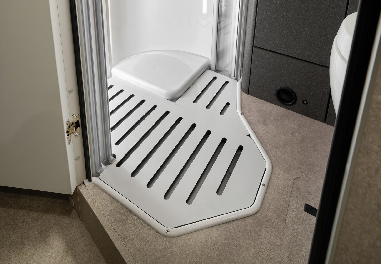 The shower tray creates a level floor in the bathroom, making it particularly easy to move around.