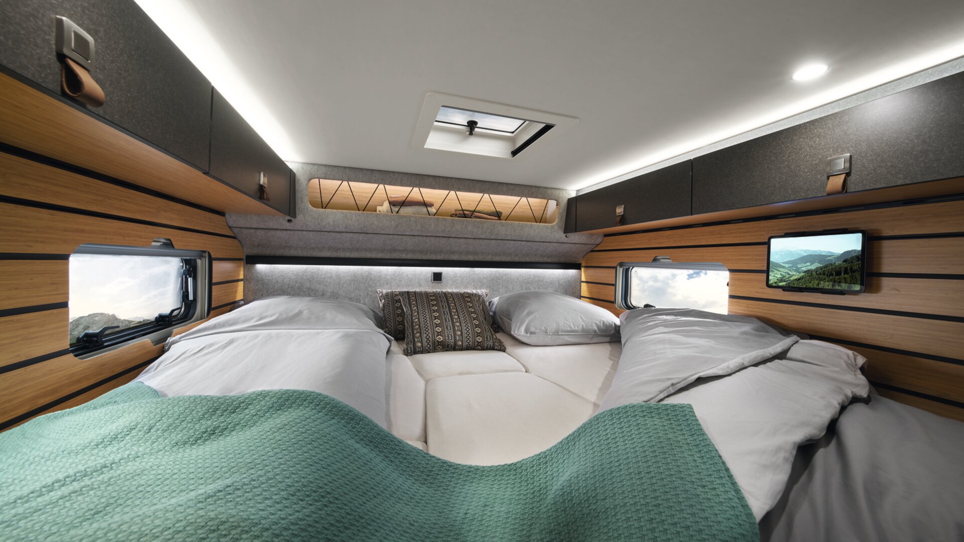 The practical additional cushion, which is inserted between the single beds, transforms the entire sleeping area into one huge bed.