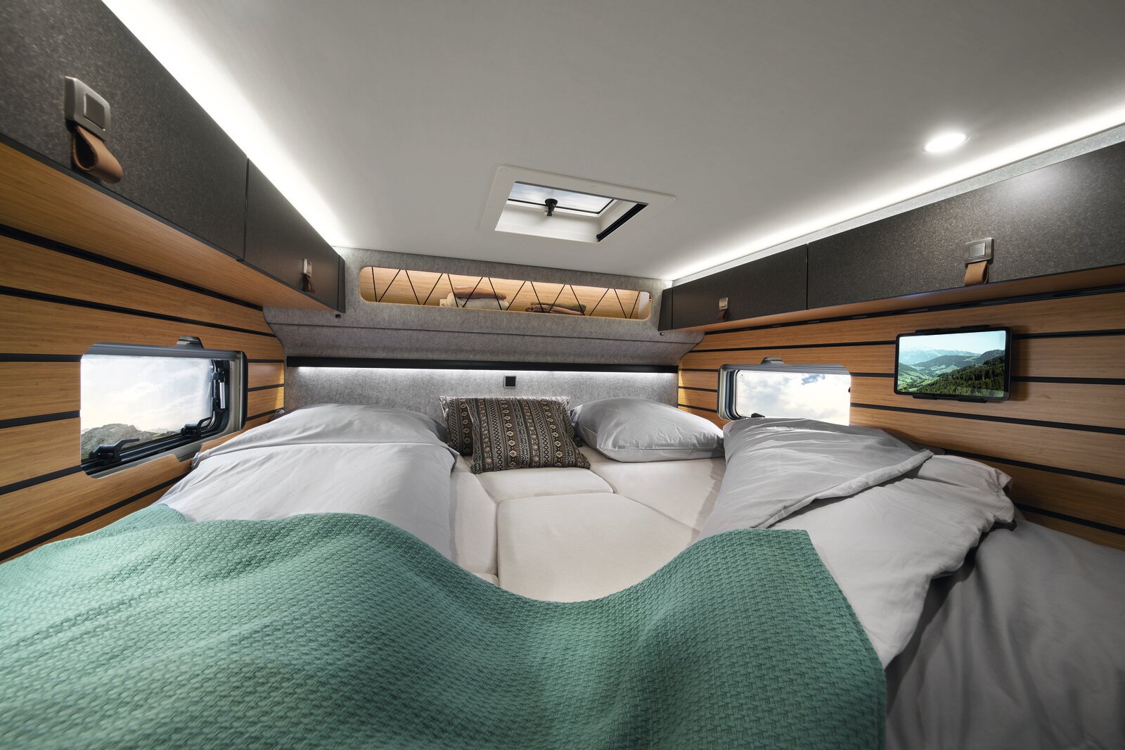 The practical additional cushion, which is inserted between the single beds, transforms the entire sleeping area into one huge bed.