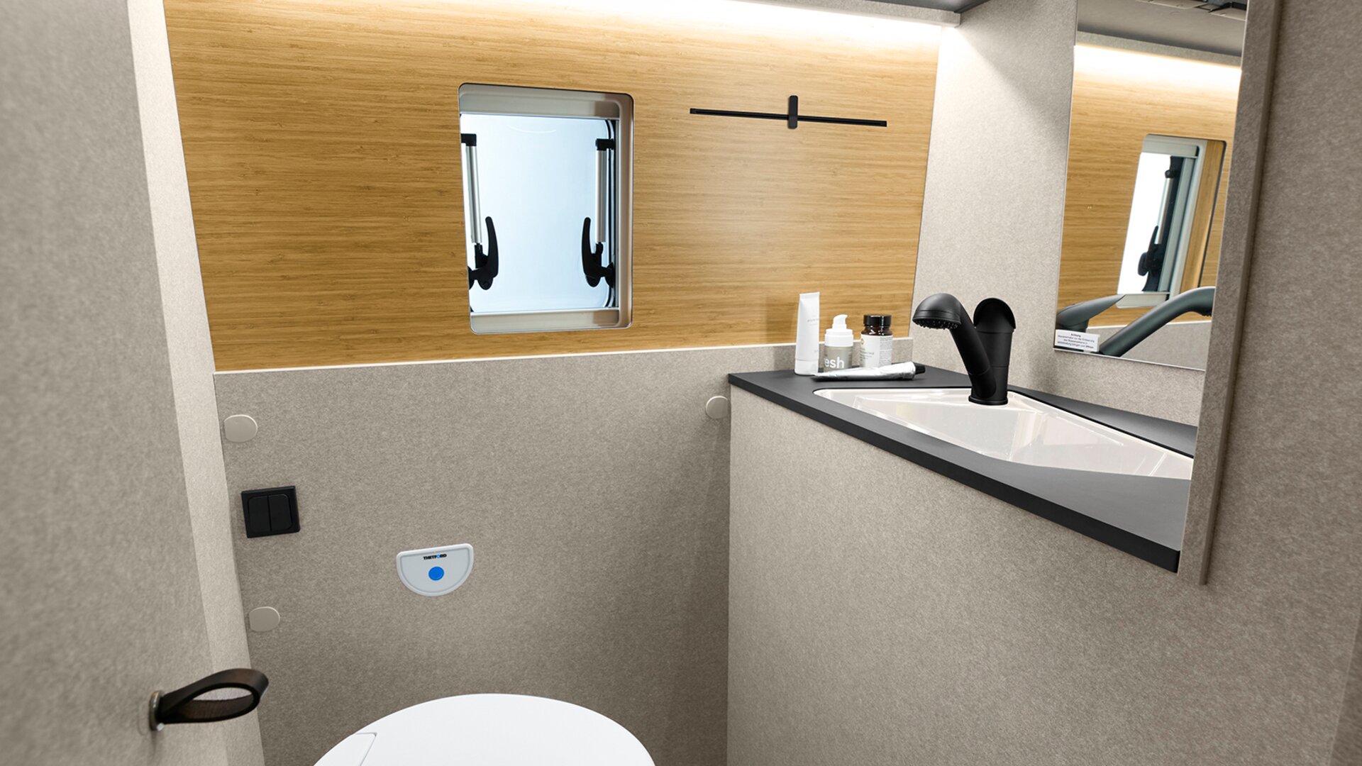 Cleverly planned – the well-thought-out bathroom design in the Hymer Redwood combines comfort and functionality in a small space.