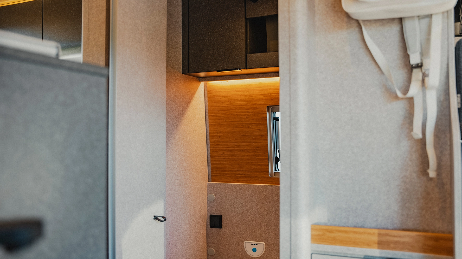 A glimpse into the stylish bathroom – modern design meets well-thought-out function in the Hymer Redwood.