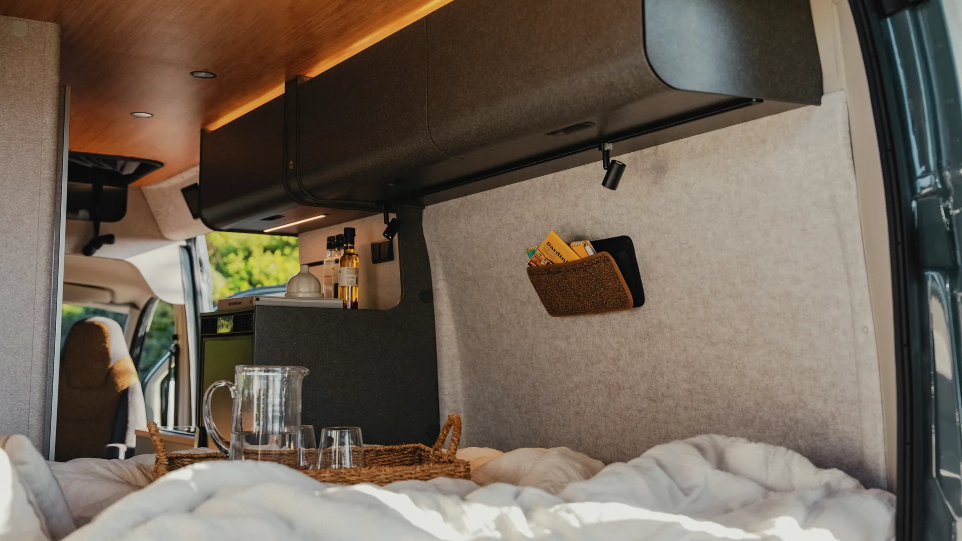 Modern design meets clever storage compartments – perfectly organised and stylishly furnished in the Hymer Redwood.
