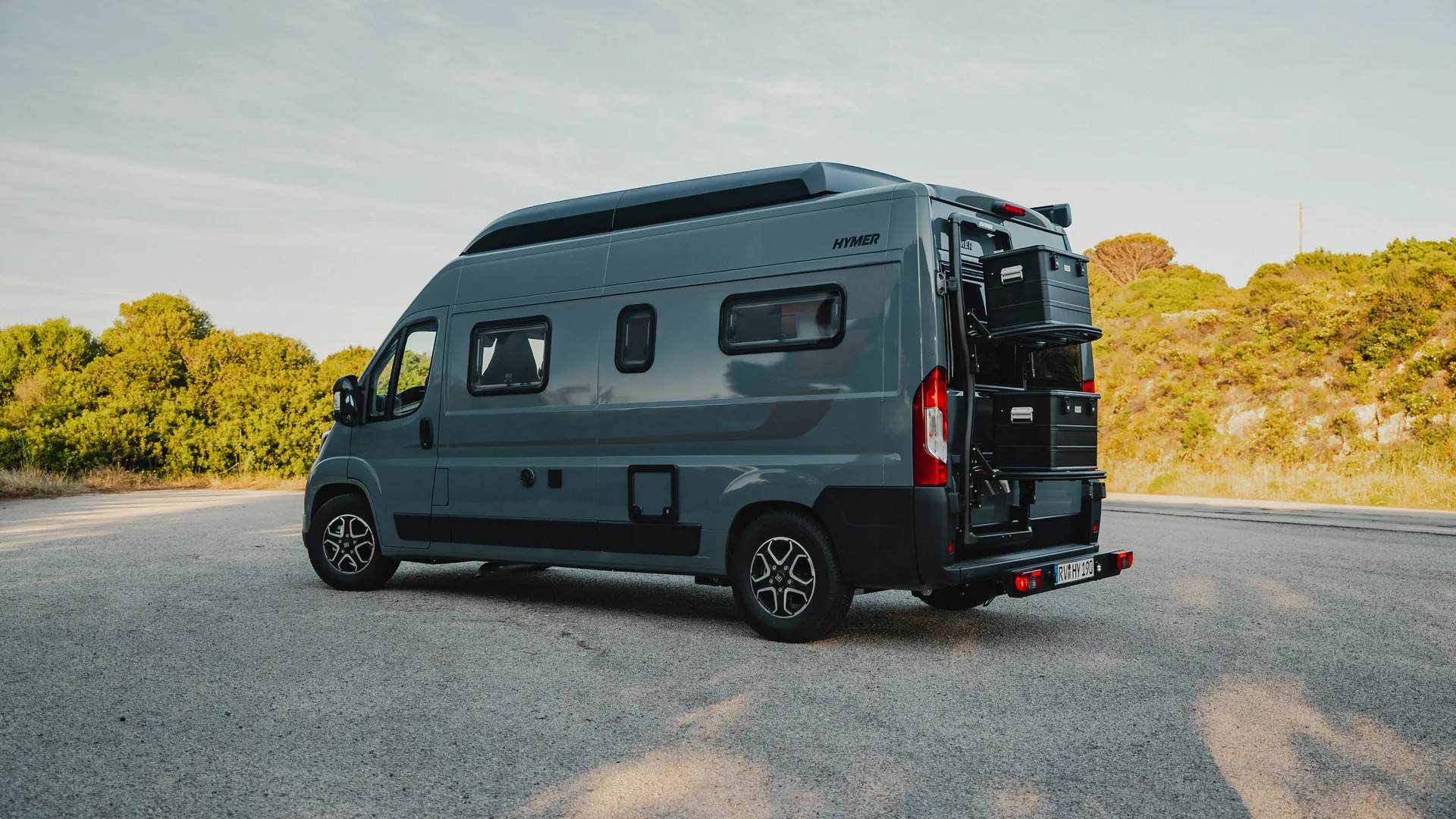 More space and flexibility – the optional pop-up roof in the Hymer Redwood for even more comfort on the go.