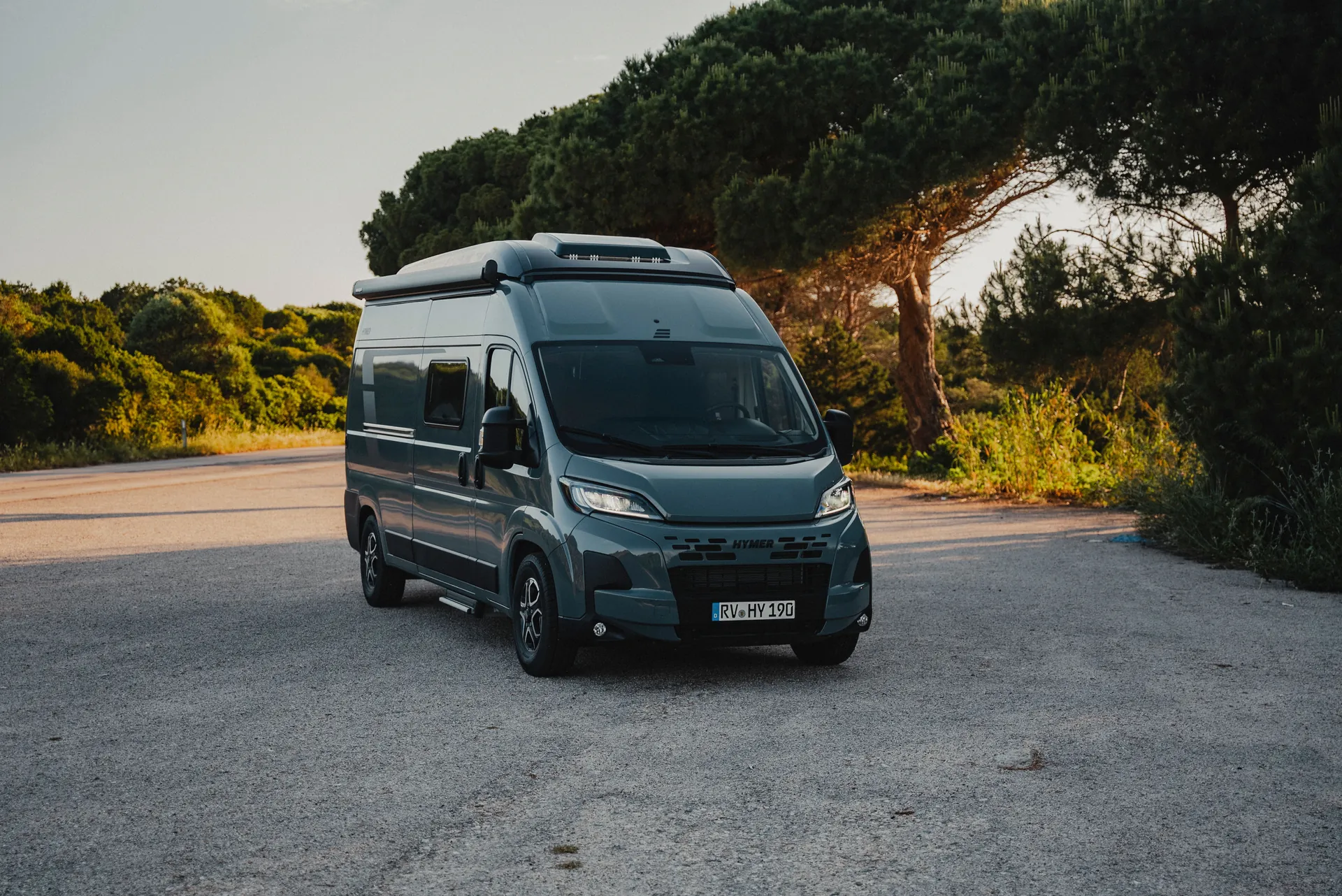 The Hymer Redwood convinces with efficient Fiat Ducato chassis, modern assistance package, a well-thought-out 3-level light concept and an adjustable Travel Lounge – perfect for all who appreciate comfort and technology on the road.