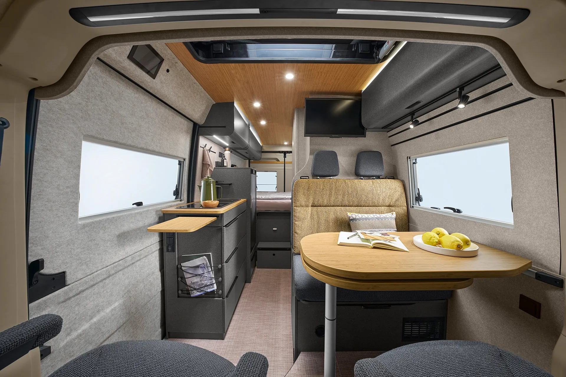 The Hymer Redwood impresses with modern interior design – with a concrete-look floor, a ceiling in natural décor Native Bamboo, dark furniture elements and a friendly, bright felt-look interior cladding.