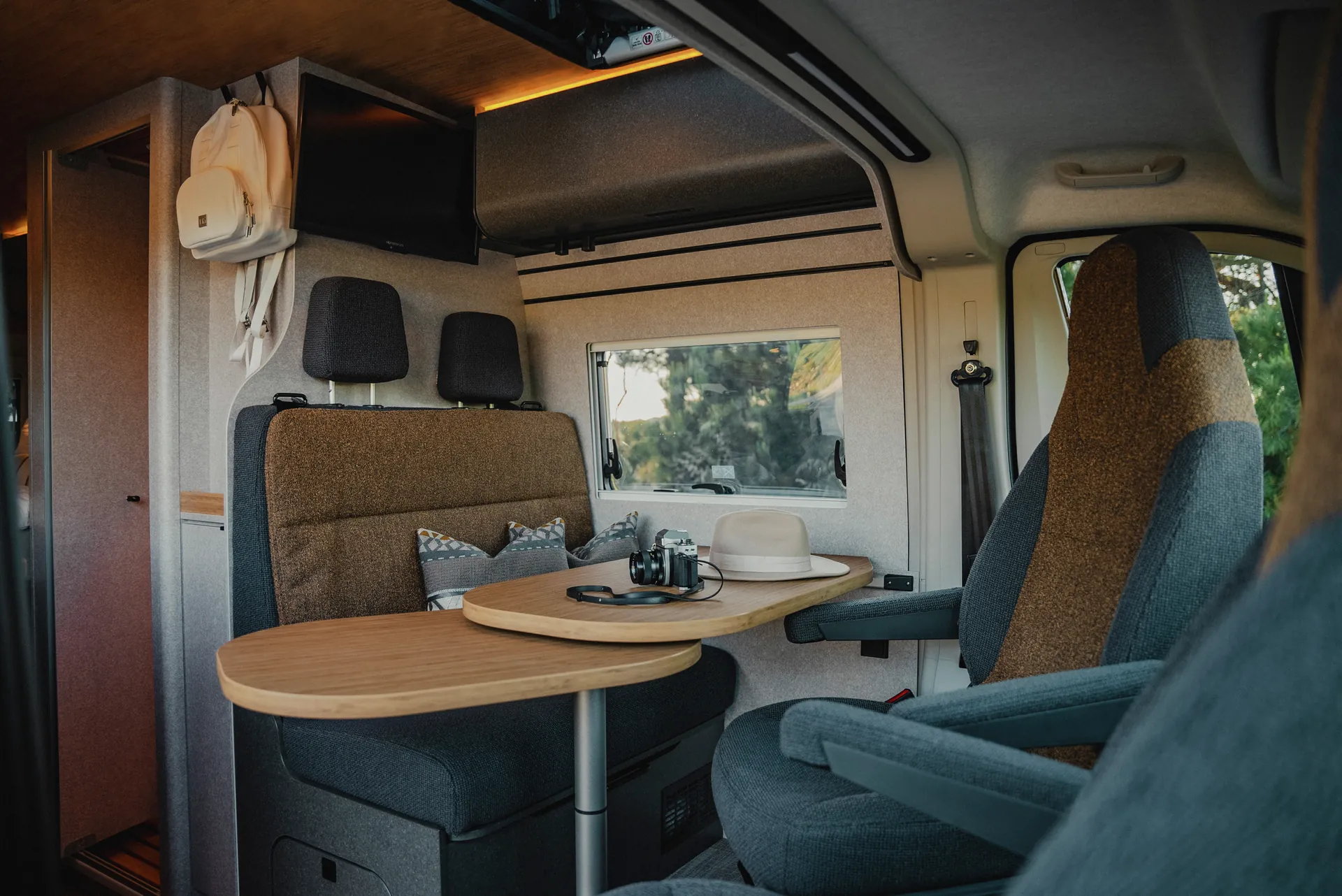 Cleverly turned – the table creates space where it is needed.