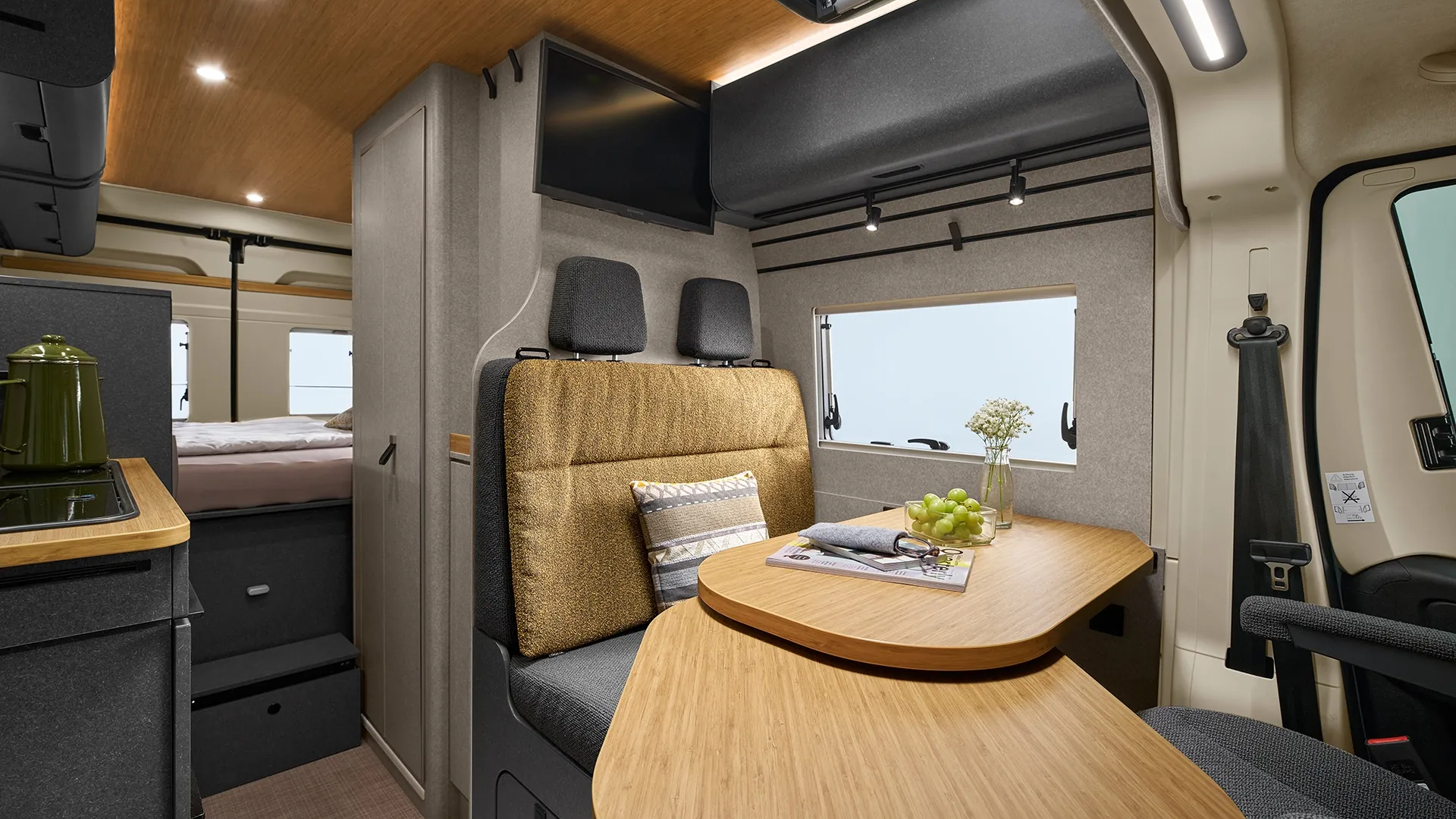 Homely interior meets practical flexibility – the extendable table in the Hymer Redwood creates space for relaxed togetherness.