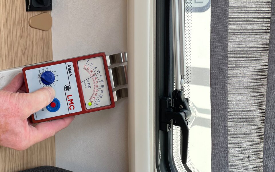 Dichtigkeitsprüfung an Fenster bei LMC Wohnmobil Nahaufnahme