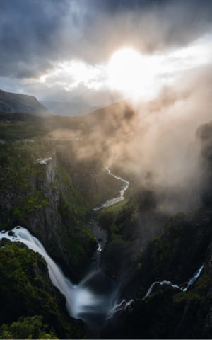 Vue de Vøringsfossen avec des nuages 