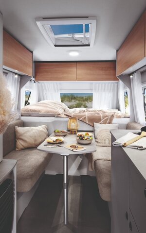 De foto toont het stijlvolle en goed uitgeruste interieur van een LMC Sassino caravan.